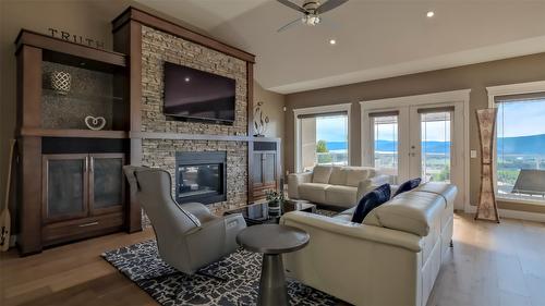 1265 Toovey Road, Kelowna, BC - Indoor Photo Showing Living Room With Fireplace