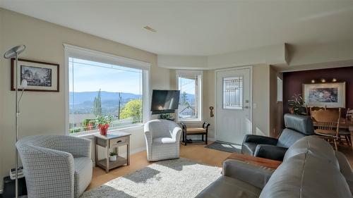 1265 Toovey Road, Kelowna, BC - Indoor Photo Showing Living Room