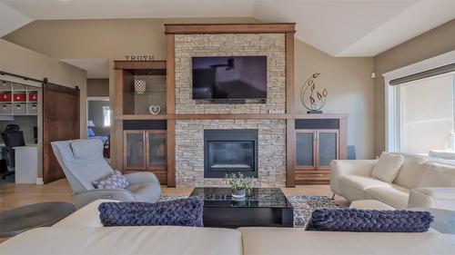 1265 Toovey Road, Kelowna, BC - Indoor Photo Showing Living Room With Fireplace