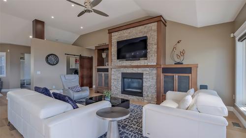 1265 Toovey Road, Kelowna, BC - Indoor Photo Showing Living Room With Fireplace