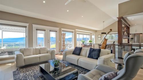 1265 Toovey Road, Kelowna, BC - Indoor Photo Showing Living Room