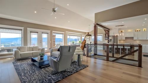 1265 Toovey Road, Kelowna, BC - Indoor Photo Showing Living Room