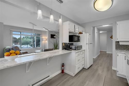 101-1610 Gordon Drive, Kelowna, BC - Indoor Photo Showing Kitchen