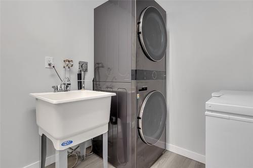 101-1610 Gordon Drive, Kelowna, BC - Indoor Photo Showing Laundry Room