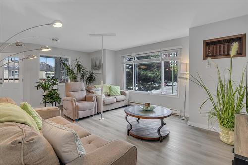 101-1610 Gordon Drive, Kelowna, BC - Indoor Photo Showing Living Room