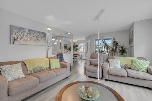 101-1610 Gordon Drive, Kelowna, BC - Indoor Photo Showing Living Room