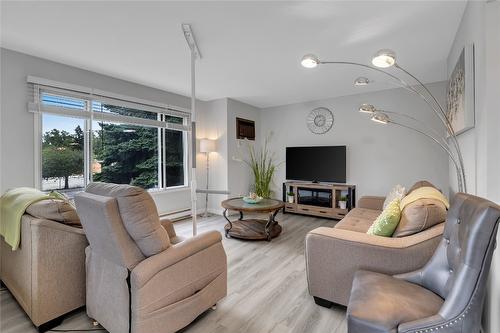 101-1610 Gordon Drive, Kelowna, BC - Indoor Photo Showing Living Room