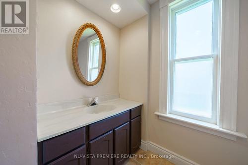 441 Queen Street, Perth South (51 - Blanshard Twp), ON - Indoor Photo Showing Bathroom