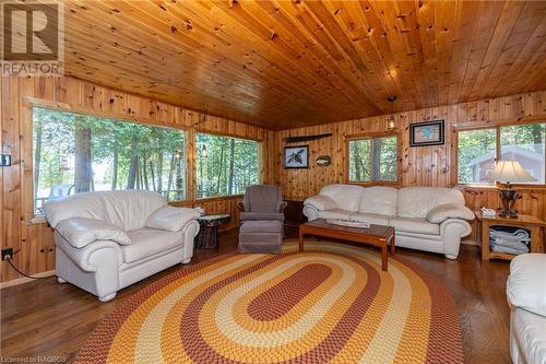 93 Borden Drive, Tobermory, ON - Indoor Photo Showing Living Room