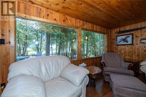 93 Borden Drive, Tobermory, ON - Indoor Photo Showing Living Room