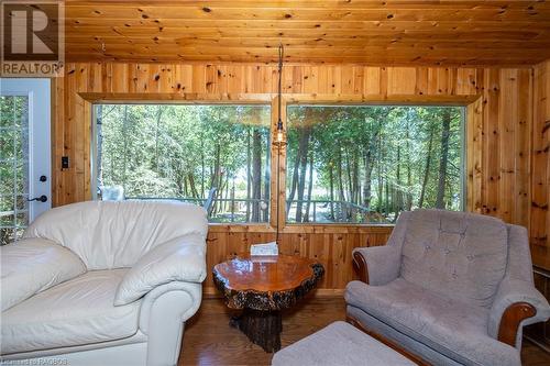 93 Borden Drive, Tobermory, ON - Indoor Photo Showing Living Room