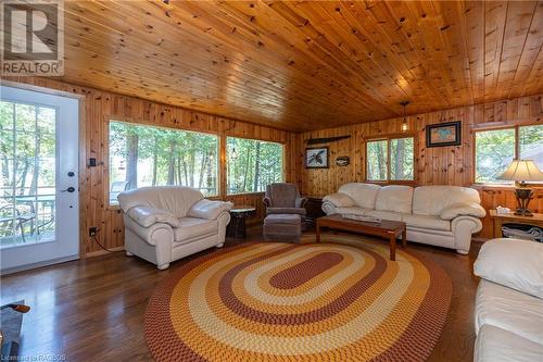 93 Borden Drive, Tobermory, ON - Indoor Photo Showing Living Room