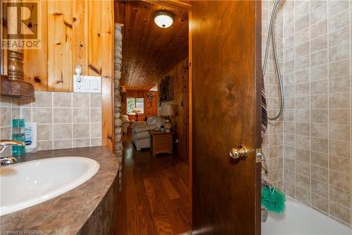 93 Borden Drive, Tobermory, ON - Indoor Photo Showing Bathroom