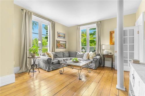 2998 Holland Road, Thorold, ON - Indoor Photo Showing Living Room