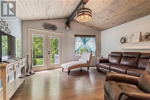 22 Des Chevaliers, Mcintosh Hill, NB - Indoor Photo Showing Living Room