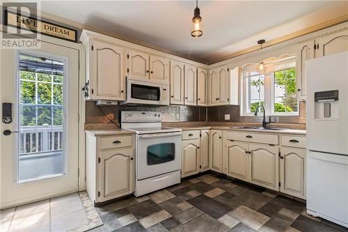 22 Des Chevaliers, Mcintosh Hill, NB - Indoor Photo Showing Kitchen