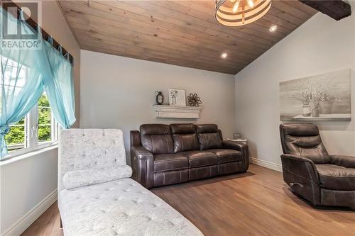 22 Des Chevaliers, Mcintosh Hill, NB - Indoor Photo Showing Living Room