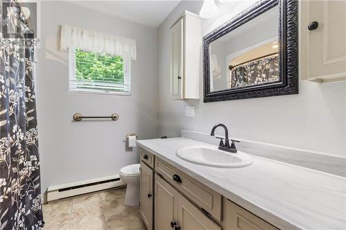 22 Des Chevaliers, Mcintosh Hill, NB - Indoor Photo Showing Bathroom