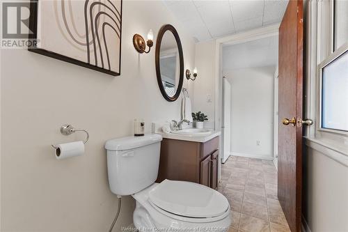 932 Moy, Windsor, ON - Indoor Photo Showing Bathroom