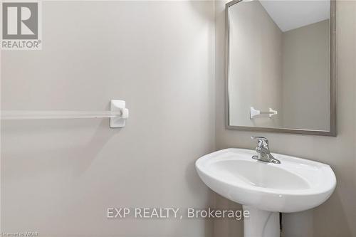 35 Nancroft Crescent, Cambridge, ON - Indoor Photo Showing Bathroom