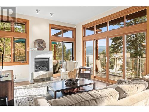 9845 Eastside Road Unit# 50, Vernon, BC - Indoor Photo Showing Living Room With Fireplace