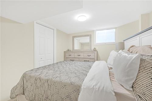 1617 Main Street E, Hamilton, ON - Indoor Photo Showing Bedroom