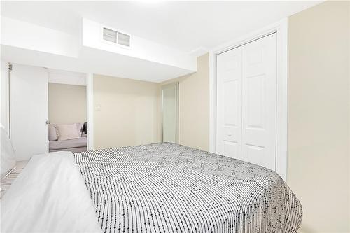 1617 Main Street E, Hamilton, ON - Indoor Photo Showing Bedroom