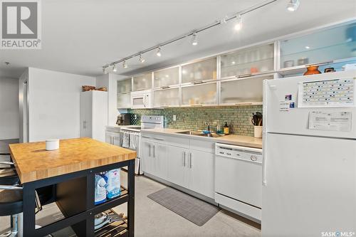 327 120 23Rd Street E, Saskatoon, SK - Indoor Photo Showing Kitchen With Double Sink