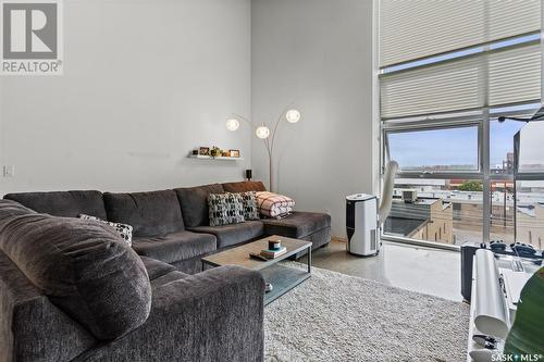 327 120 23Rd Street E, Saskatoon, SK - Indoor Photo Showing Living Room