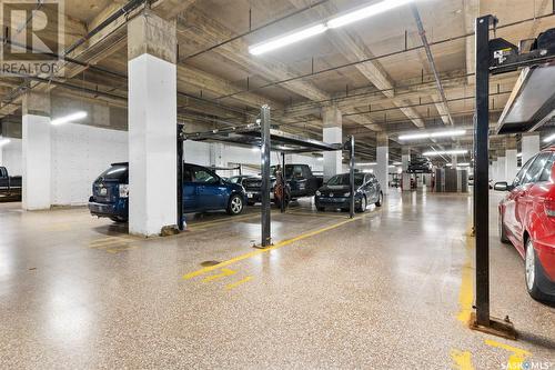 327 120 23Rd Street E, Saskatoon, SK - Indoor Photo Showing Garage