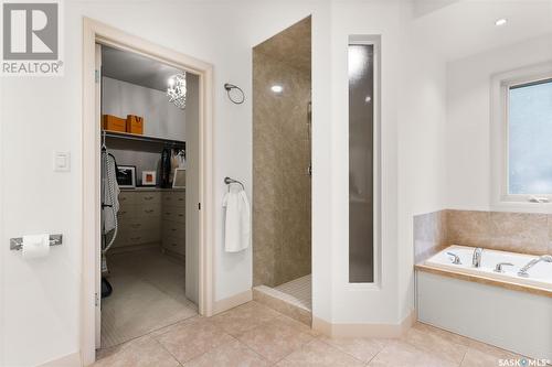 6011 Wascana Court, Regina, SK - Indoor Photo Showing Bathroom