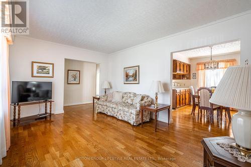 213 Epsom Downs Drive, Toronto (Downsview-Roding-Cfb), ON - Indoor Photo Showing Living Room