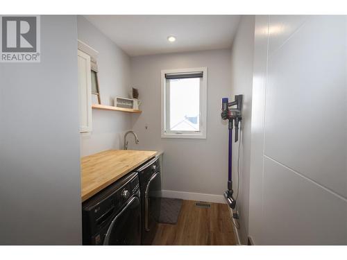 1008 87 Avenue, Dawson Creek, BC - Indoor Photo Showing Laundry Room