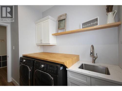 1008 87 Avenue, Dawson Creek, BC - Indoor Photo Showing Laundry Room