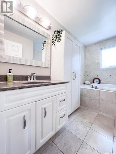 380 Powell Crescent, Swift Current, SK - Indoor Photo Showing Bathroom