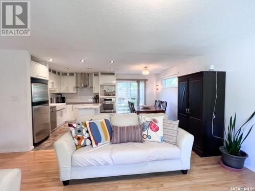 380 Powell Crescent, Swift Current, SK - Indoor Photo Showing Living Room