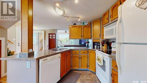 1821 Connaught Street, Regina, SK - Indoor Photo Showing Kitchen With Double Sink
