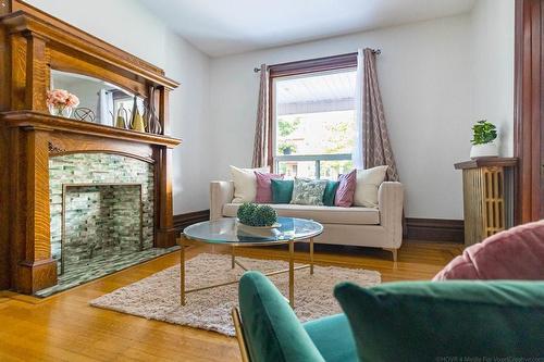 40 Garfield Avenue S, Hamilton, ON - Indoor Photo Showing Living Room With Fireplace