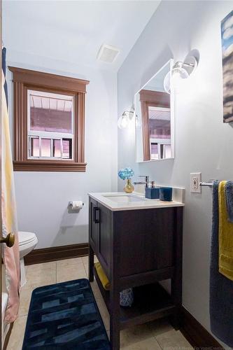 40 Garfield Avenue S, Hamilton, ON - Indoor Photo Showing Bathroom