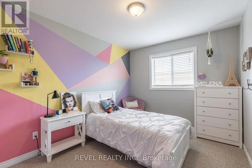 8466 Kelsey Crescent, Niagara Falls, ON - Indoor Photo Showing Bedroom