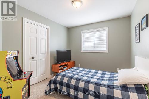 8466 Kelsey Crescent, Niagara Falls, ON - Indoor Photo Showing Bedroom