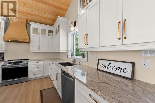 2132 Vermillion Lake Road, Chelmsford, ON - Indoor Photo Showing Kitchen With Upgraded Kitchen