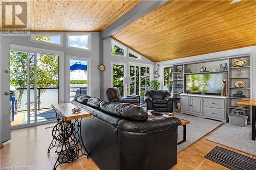 156 Miller Lake Shore Road, Northern Bruce Peninsula, ON - Indoor Photo Showing Living Room