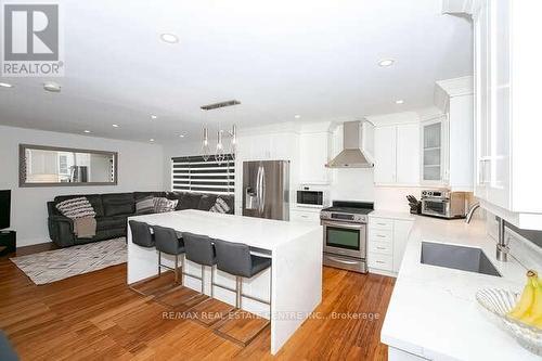 18 Alphonse Crescent, Mississauga, ON - Indoor Photo Showing Kitchen With Upgraded Kitchen