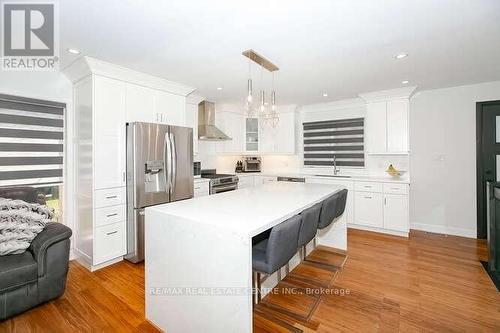 18 Alphonse Crescent, Mississauga, ON - Indoor Photo Showing Kitchen With Upgraded Kitchen