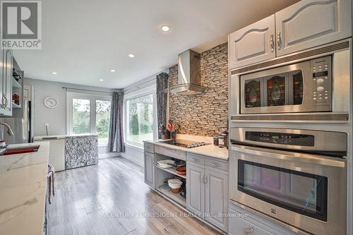 15 Leslie Frost Lane, Kawartha Lakes, ON - Indoor Photo Showing Kitchen With Upgraded Kitchen