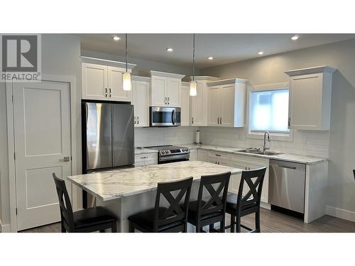 6 105 Forest Ridge Road, 100 Mile House, BC - Indoor Photo Showing Kitchen With Double Sink