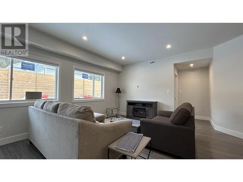 6 105 Forest Ridge Road, 100 Mile House, BC - Indoor Photo Showing Living Room