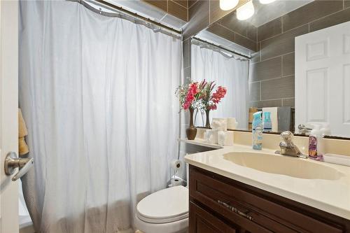 19 Sheridan Drive, Hamilton, ON - Indoor Photo Showing Bathroom