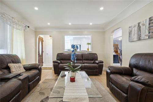 19 Sheridan Drive, Hamilton, ON - Indoor Photo Showing Living Room